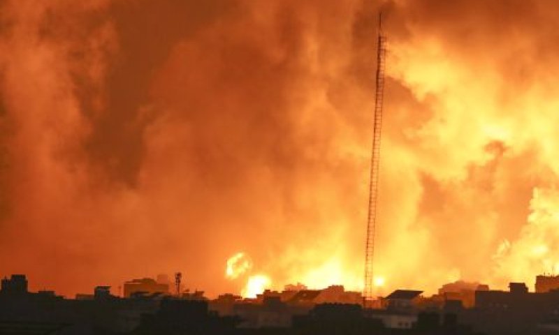 תקיפת צה"ל ברצועה הלילה [צילום: עבד חאלד/AP]