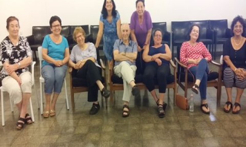 ד"ר מיטל פינטו בחברת משתתפי ההרצאה בכפר המכבי [צילום: דוברות המרכז האקדמי כרמל]