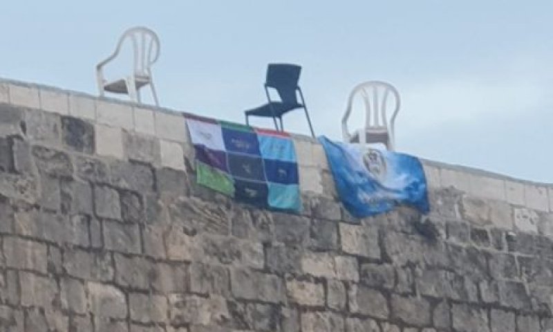 שלי הבד על הכותל [צילום: הקרן למורשת הכותל המערבי]