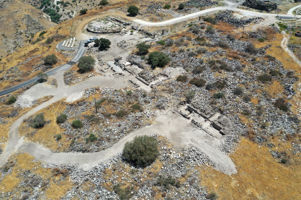 אזור חפירות הכתובת "שלום על הזקנים" בכניסה לאחד המבנים של העיר