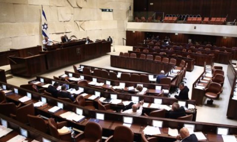 חלוקה על פי כללי ההרחקות [צילום: מרים אלסטר, פלאש 90]