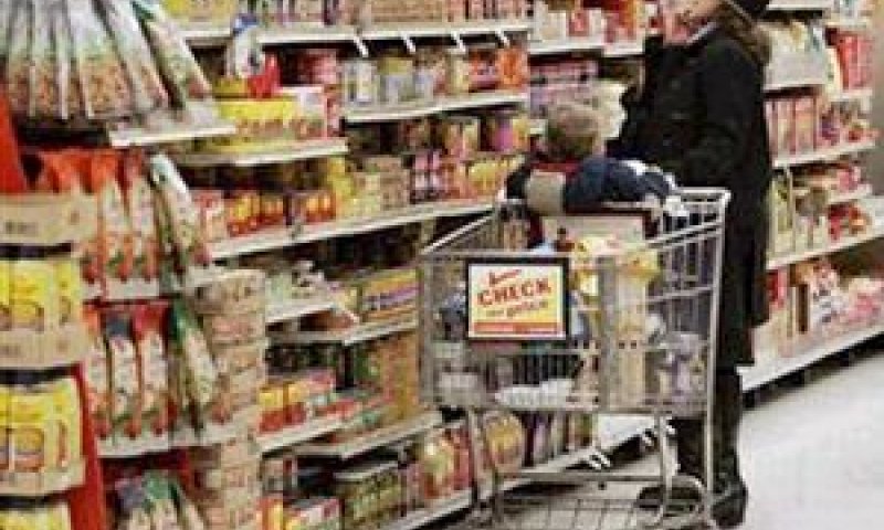 הבריטים עוברים לחנויות זולות [צילום: AP]