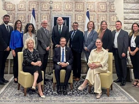 צוות התביעה עם הנשיא לאחר פסק הדין במחוזי [צילום: דוברות בית הנשיא]
