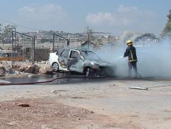 כבאים משתלטים על הדליקה ברכב בו ישב המחבל [צילום: ארגון הצלה]