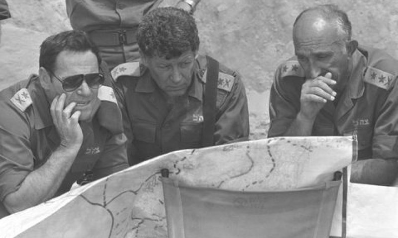 הרמטכ"ל משה לוי, אלוף פיקוד המרכז אורי אור וראש אכ"א עמוס ירון בוחנים מפה בעת נסיגת כוחות צה"ל מהעיר צור בלבנון במבצע שלום הגליל [צילום: נתי הרניק/לע"מ]