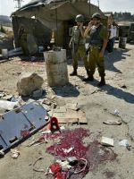 מקום הטיפול באחד הפצועים [צילום: AP]