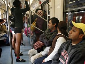 רוכבים במכסיקו סיטי [צילום: AP]