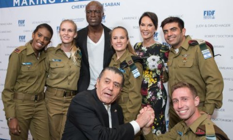 חיים סבן ותורמים מחובקים עם חיילים ששלח צה"ל לאירוע [צילום: אלקסי רוזנפלד]