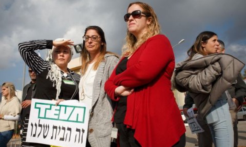 עובדי טבע. "רימו אותנו" [צילום: באסל עווידאת/פלאש 90]