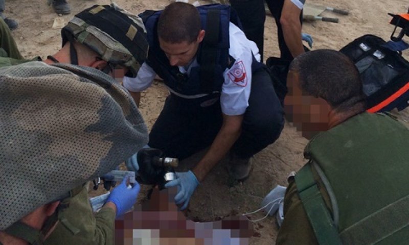 הטיפול בחנין ז"ל במחסום ארז [צילום: דוברות מד"א]