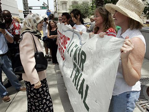 נחלה אל-עריאן לצד הפגנת תמיכה בבעלה [AP]