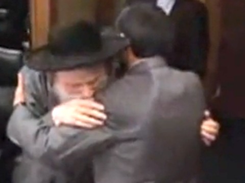 נשיקות וחיבוקים בתום הפגישה