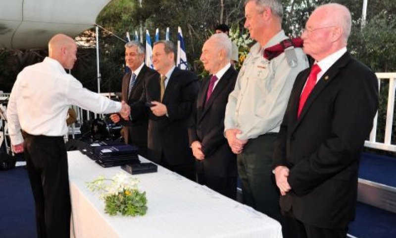 דני גולד מקבל את פרס בטחון ישראל [צילום: אריאל חרמוני]