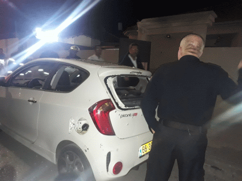 רכב בשדרות נפגע מרסיסי רקטה [צילום: דוברות משטרה]