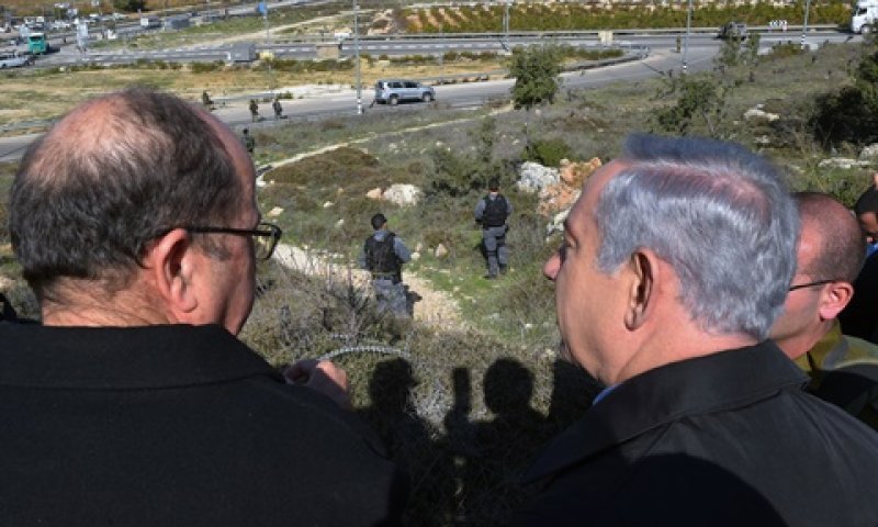 נתניהו ויעלון בצומת הגוש [צילום: אריאל חרמוני, משרד הביטחון]