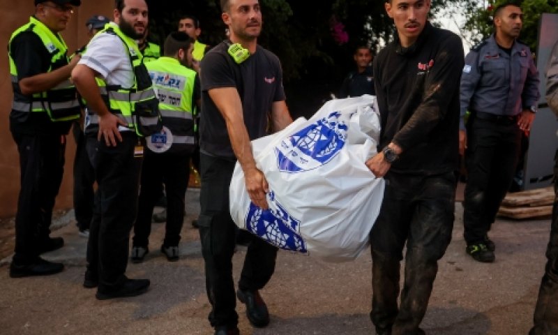פינוי גופתו של ההרוג בכרמי יוסף [צילום: פלאש 90]