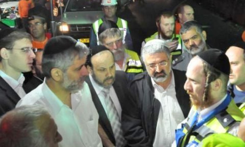 ישי בזירת האסון [צילום: פלאש 90]