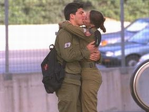 נשיקה בין חייל וחיילת. מותר, אבל לא רק [צילום: לע"מ]