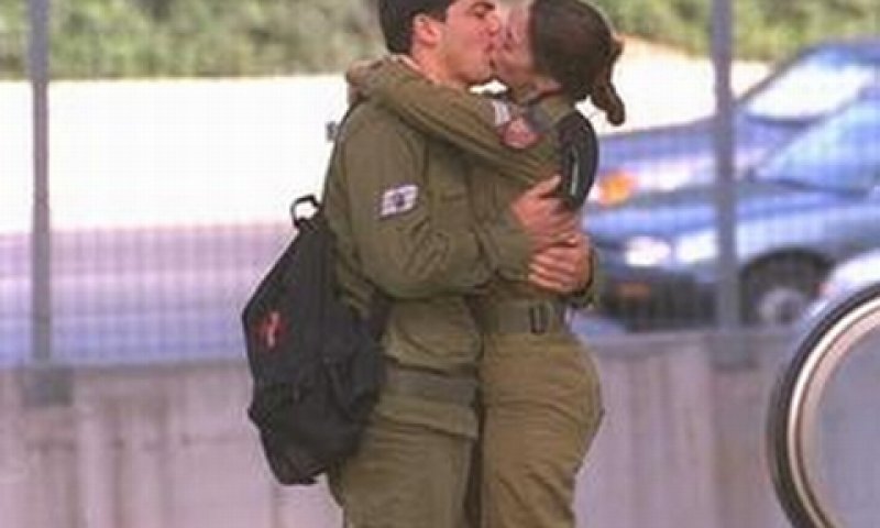 חייל וחיילת. אומנות הפיתוי [צילום: לע"מ]