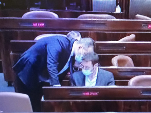 מיקי זוהר מתלחשש עם השר שמולי