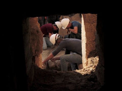 עבודות חפירת חצר המערה [צילום: אמיל אלג'ם, רשות העתיקות]