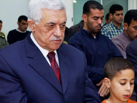 אבו מאזן מתפלל במוקטעה [AP]