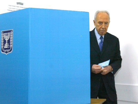 נשיא המדינה, שמעון פרס, מצביע בירושלים. "גאה על החיים במדינה דמוקרטית" [צילום: פלאש 90]
