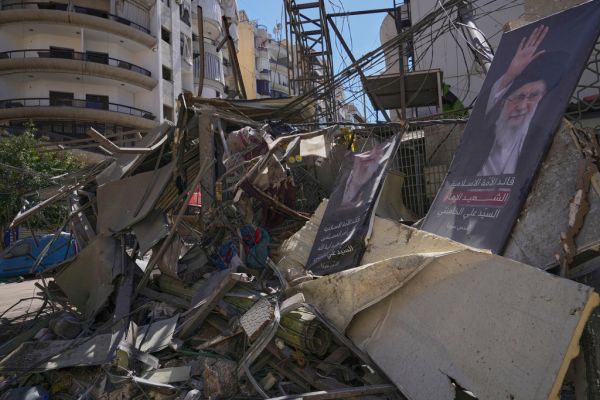 תמונתו של חמינאי בבניין שהופצץ בדאחייה [צילום: חוסיין מאלה/AP]