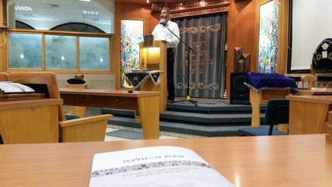 הרב הגר על-רקע החוברת שבת הממלכה שחולקה לנוכחים