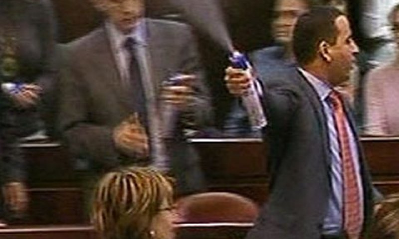 חברי הכנסת מקדימה מרססים במליאה בעת הדיון על השבעת השרים [צילום: ערוץ הכנסת]