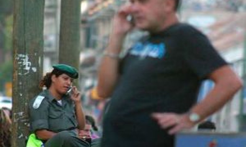 התופעה הלא מנומסת הרווחת ביותר: צעקות בסלולרי בשטח ציבורי [צילום: פלאש 90]