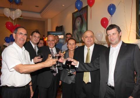 סטס מיסז'ניקוב, יצחק תשובה ורעייתו חיה, דוד פתאל, דובי רקיע ואורי דורי [צילום: פביאן קולדרוף]