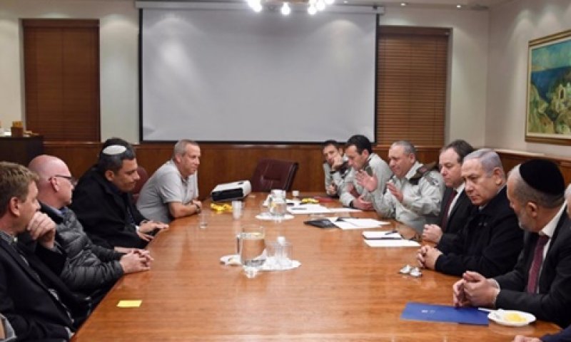 ישיבה באווירה מתוחה [צילום: חיים צח, לע"מ]