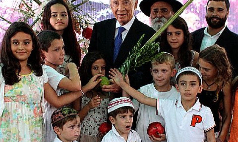 שמעון פרס מארח אזרחים בסוכת הנשיא [צילום: פלאש 90]