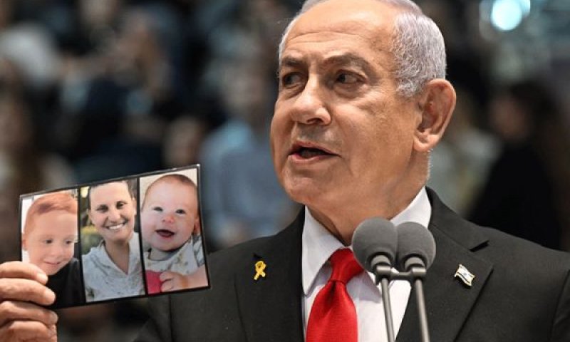 ראש הממשלה מחזיק בתמונות שירי, אריאל וכפיר ביבס שנרצחו בשבי [צילום: חיים צח/לע"מ]