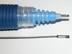 המצלמה הזעירה, בהשוואה קצה עט