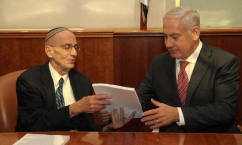 נתניהו מקבל את הדוח מהשופט לוי [צילום: פלאש 90]