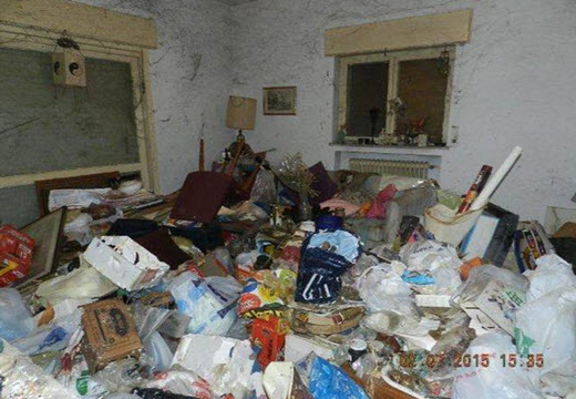 חדר המגורים לפני [צילום: עוזי בונדק מנהל מחלקת הרובעים בעיריית ירושלים]