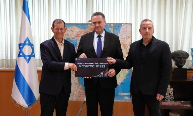 הענקת דוח הייצוא הביטחוני לשר כ״ץ [צילום: אריאל חרמוני]