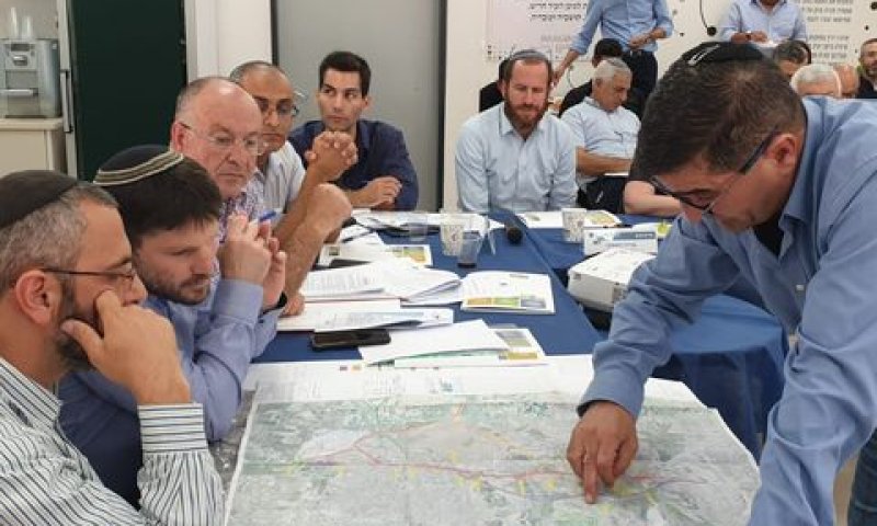 מנכ"ל נתיבי ישראל ניסים פרץ מציג מפה לשר סמוטריץ' ולראש העירייה קשת [צילום: איתן פולד]