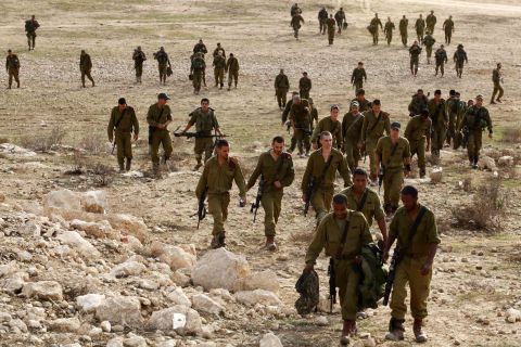 חיילי מילואים מתאמנים ליד חברון כהכנה ללחימה קרקעית בעזה [צילום: פלאש 90]
