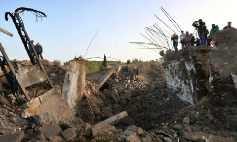 לבנונים בוחנים גשר ושנאי שנהרסו בתקיפת צה"ל [צילום: מוחמד זעתרי, AP]