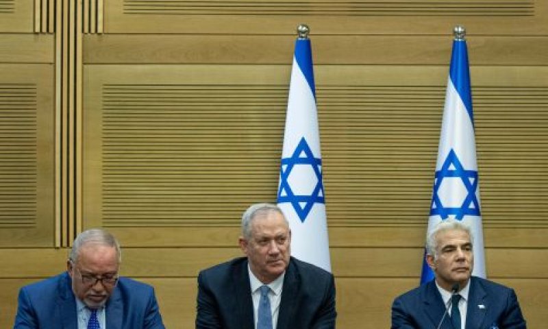 לפיד, גנץ וליברמן. מחטף בחירות? [צילום: יונתן זינדל/פלאש 90]