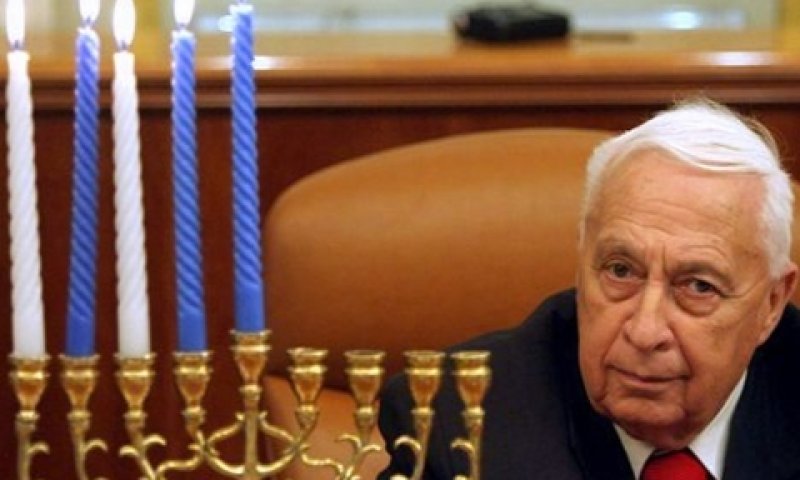 אריאל שרון. פינויו מתל השומר יקל על מצוקת החדרים צילום: AP]