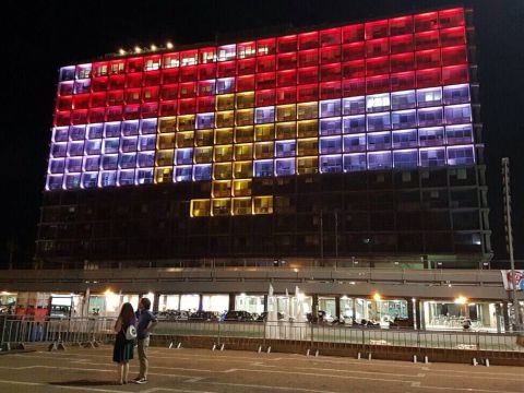 הזדהות. בניין עיריית ת"א בצבעי דגל מצרים [צילום: עיריית תל אביב]