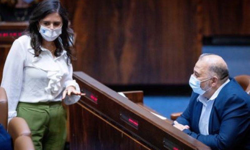 מנסור עבאס ואיילת שקד [צילום: יונתן זינדל/פלאש 90]