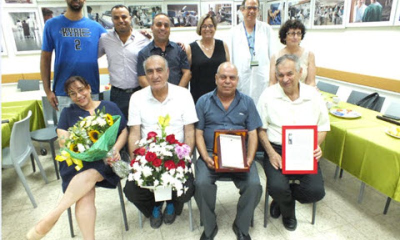 המושתלים ד"ר עדן ומתאמת ההשתלות עדנה רז בבית החולים כרמל [צילום: אלי דדון]