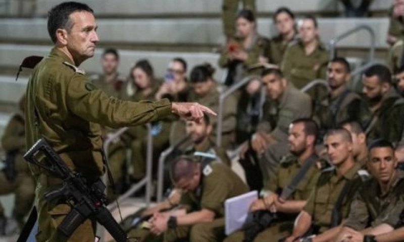 רא"ל הלוי עם מפקדי גולני [צילום: דובר צה"ל]
