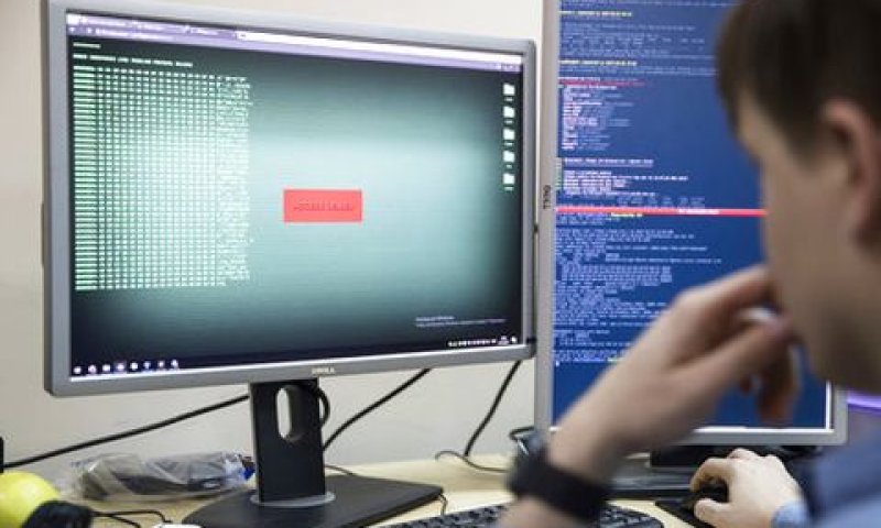 ניסיון להדביק מחשבים [צילום אילוסטרציה: פאבל גולווקין, AP]