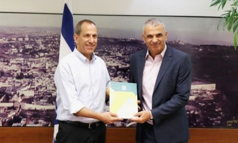 שר האוצר משה כחלון ויו"ר רשות ניירות ערך שמוליק האוזר